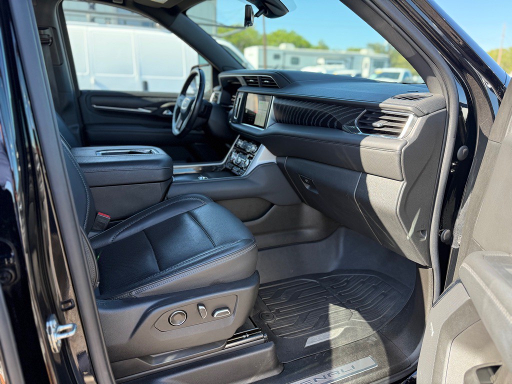 2022 GMC Yukon Image 12