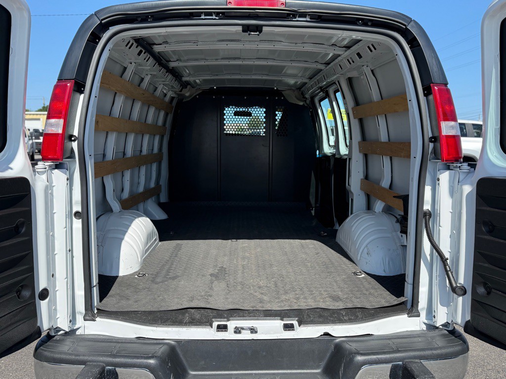 2023 GMC Savana Image 10