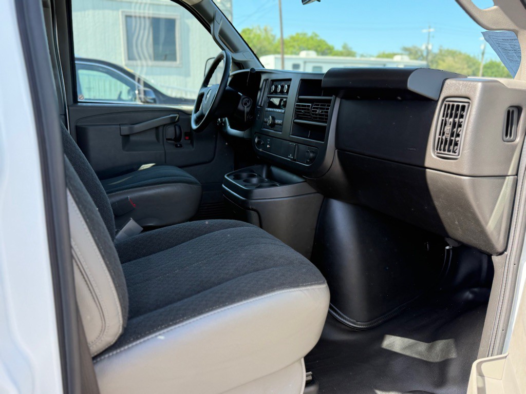2023 GMC Savana Image 12