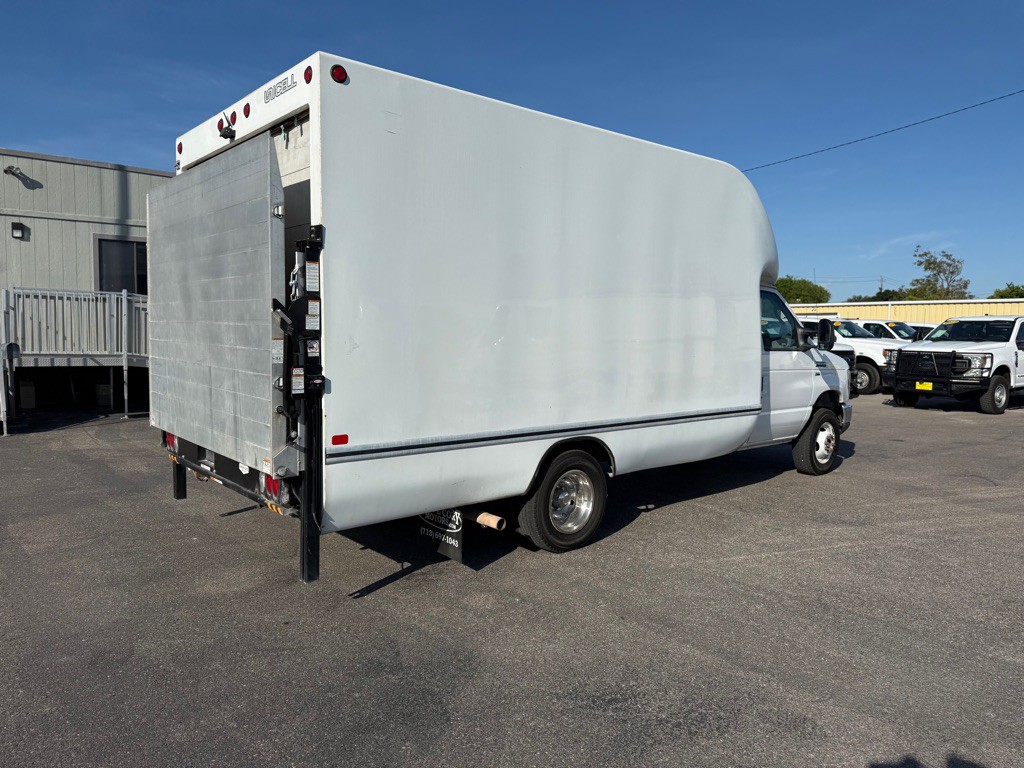 2016 Ford Econoline Image 2