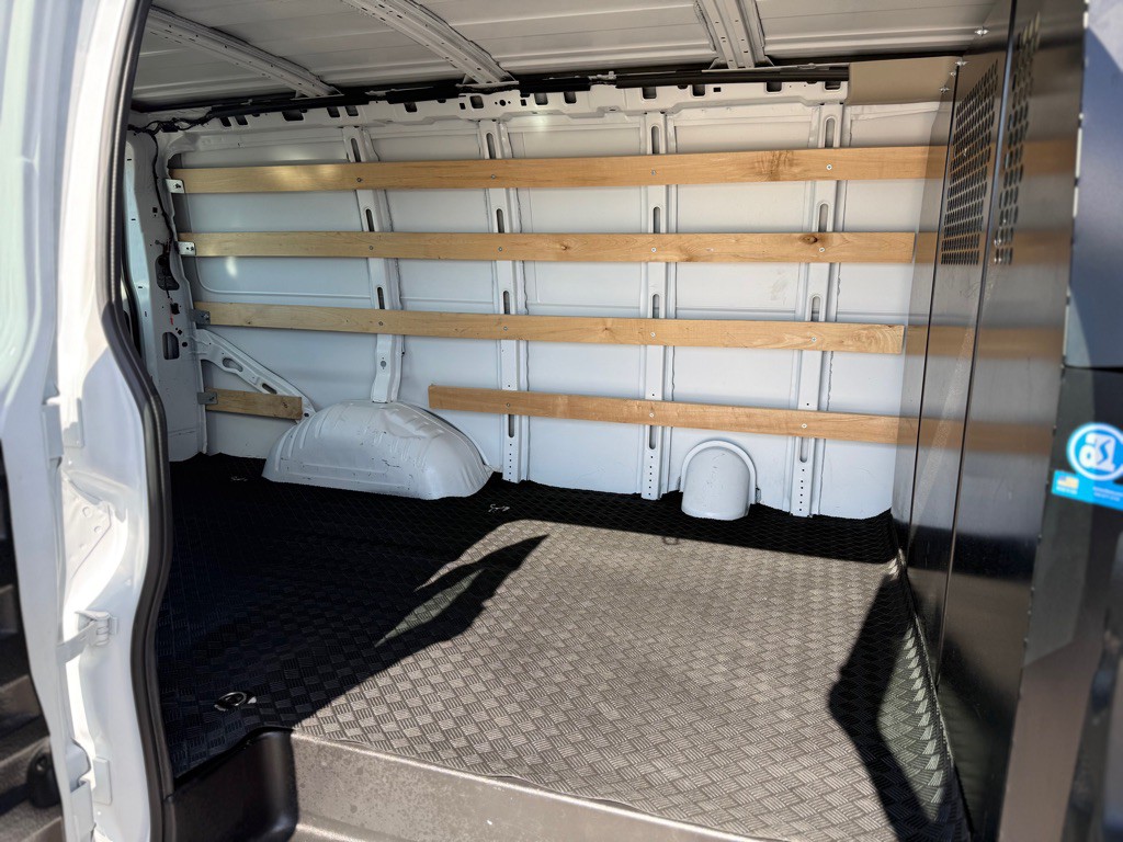 2024 GMC Savana Image 12