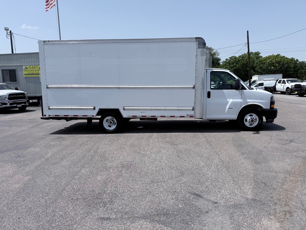 2021 GMC Savana Image 4