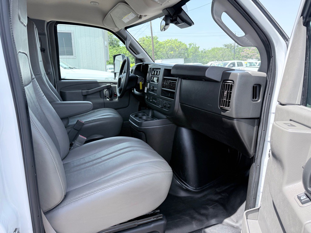 2021 GMC Savana Image 12