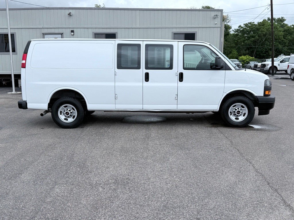 2022 GMC Savana Image 4