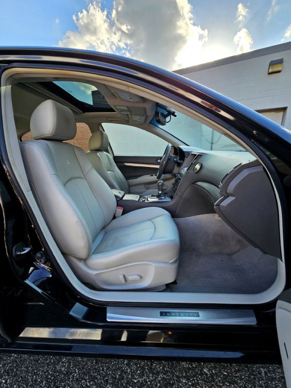 2012 INFINITI G37 Image 10