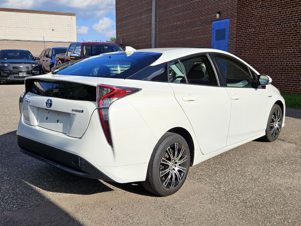 2017 Toyota Prius Image 2