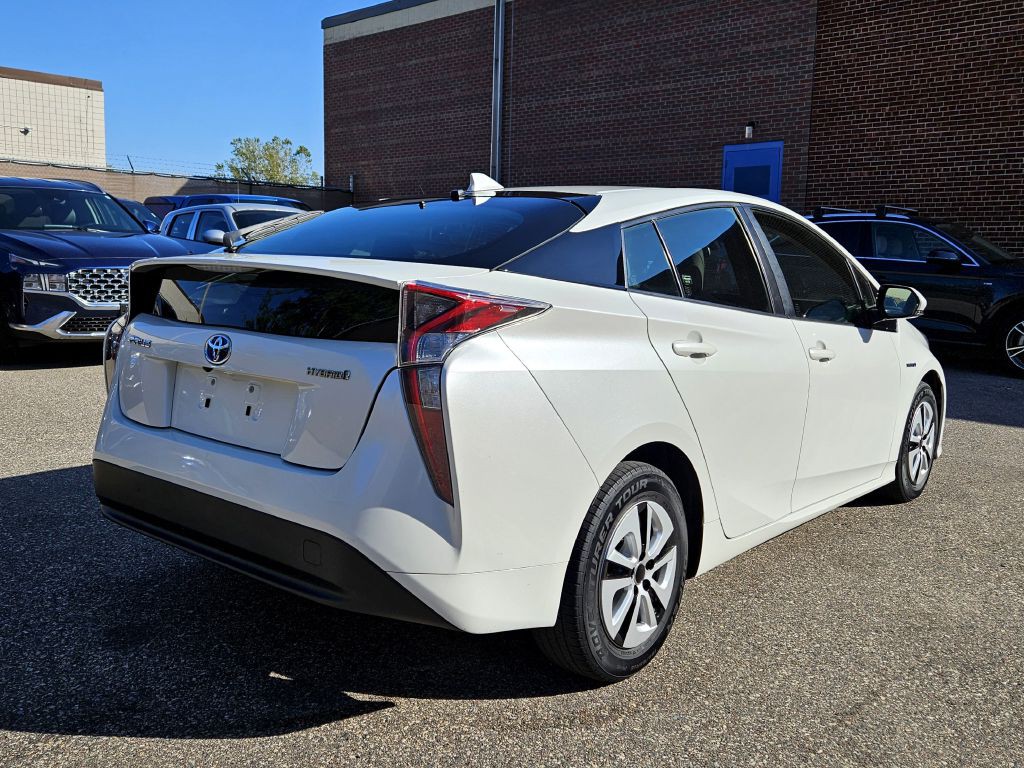 2017 Toyota Prius Image 2