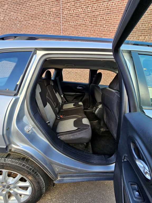 2016 Jeep Cherokee Image 11