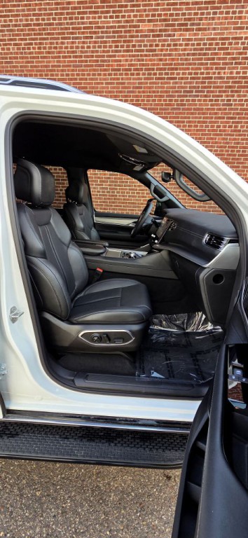 2025 Jeep Wagoneer Image 11