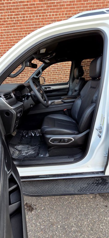 2025 Jeep Wagoneer Image 12