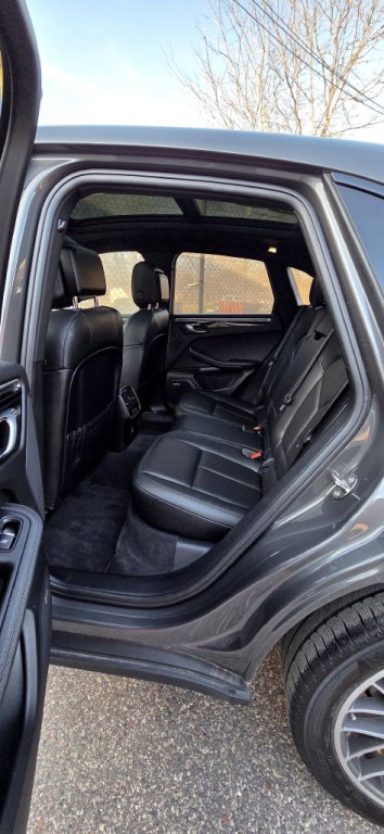 2018 Porsche Macan Image 10