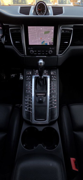 2018 Porsche Macan Image 14