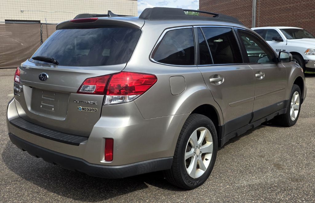 2014 Subaru Outback Image 2