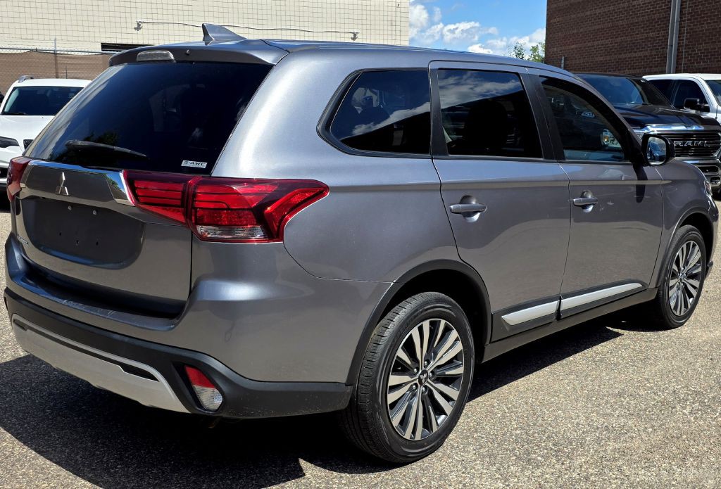 2020 Mitsubishi Outlander Image 2