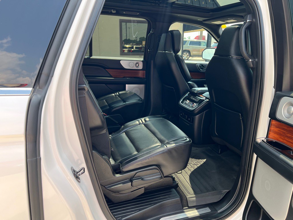 2019 Lincoln Navigator Image 16