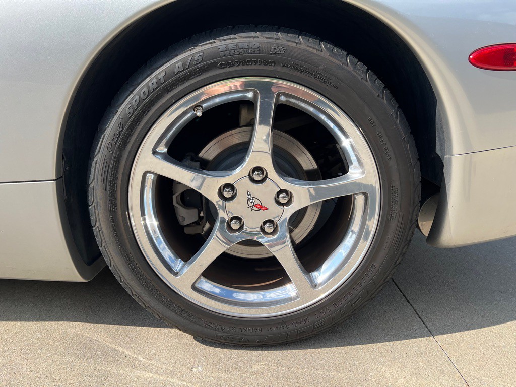 2004 Chevrolet Corvette Image 16