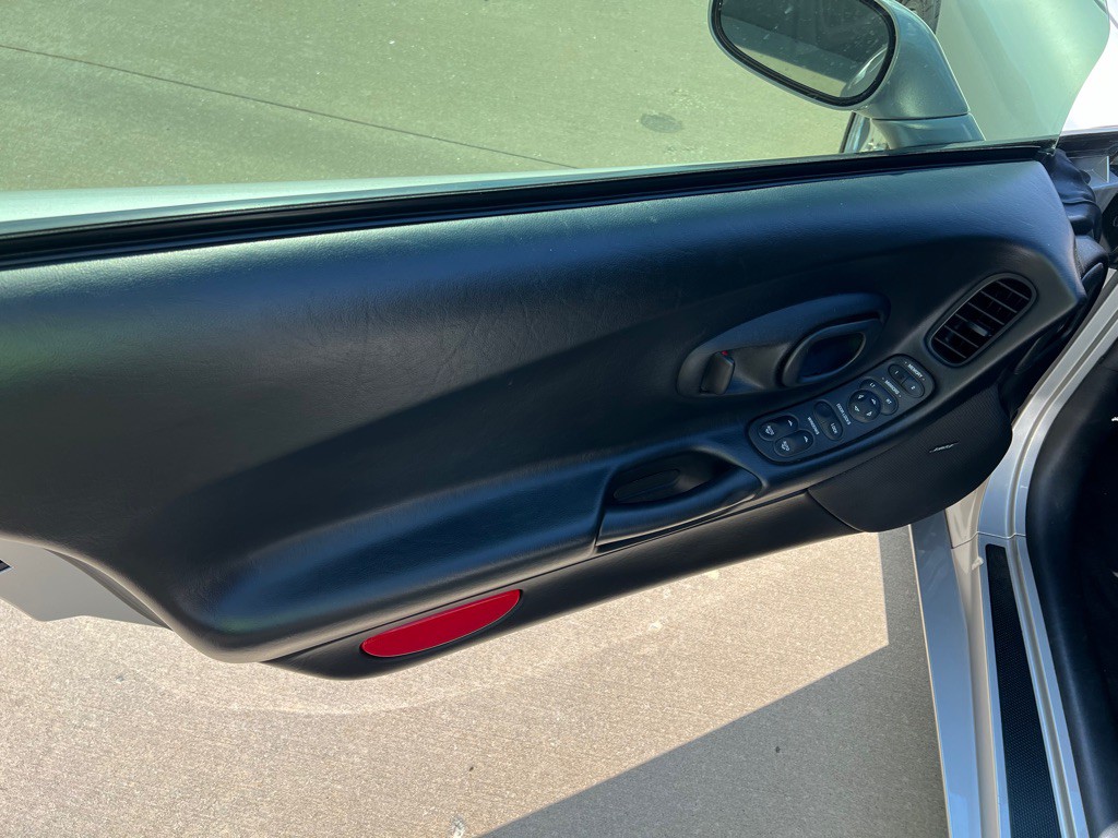 2004 Chevrolet Corvette Image 17