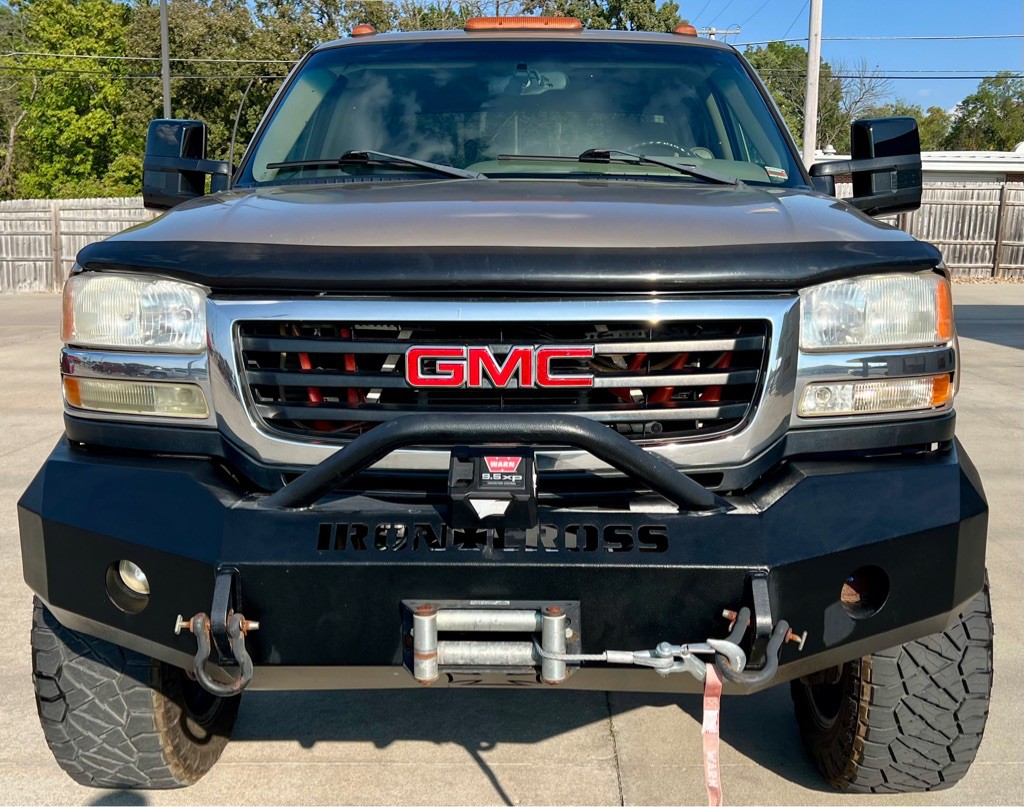 2005 GMC Sierra Image 2