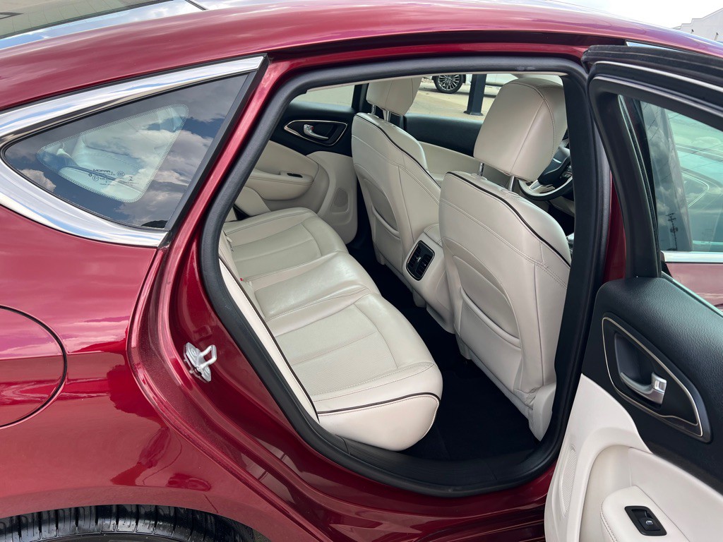 2015 Chrysler 200 Image 16