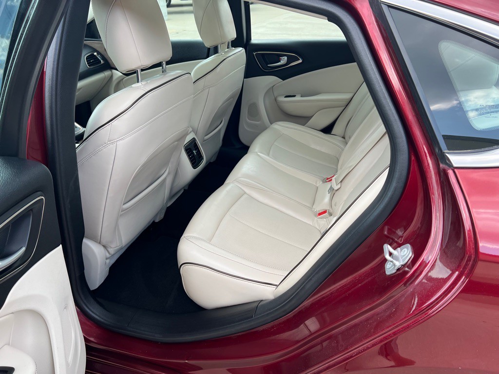 2015 Chrysler 200 Image 21