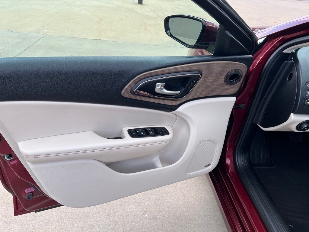 2015 Chrysler 200 Image 23