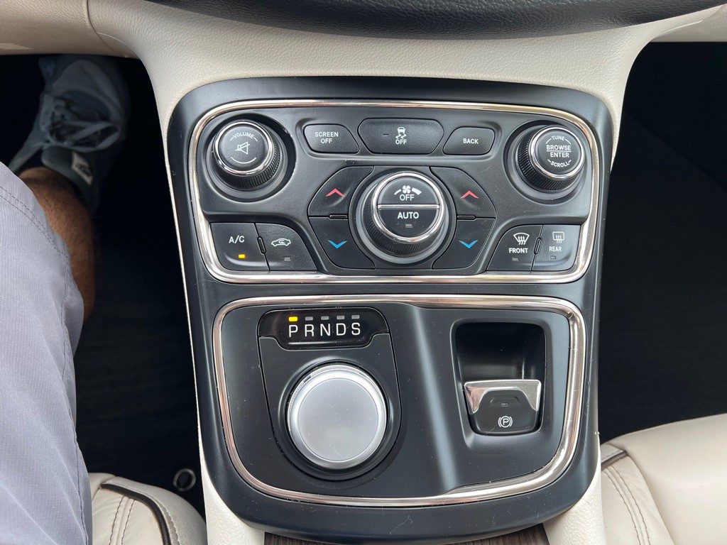 2015 Chrysler 200 Image 26