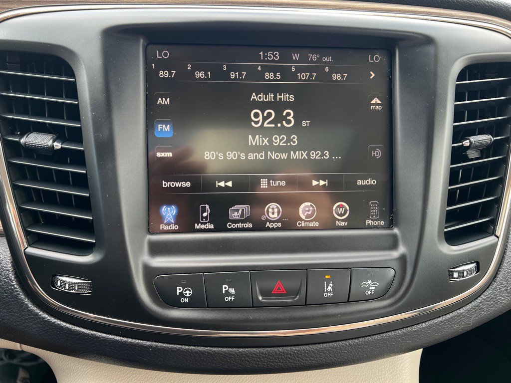 2015 Chrysler 200 Image 28
