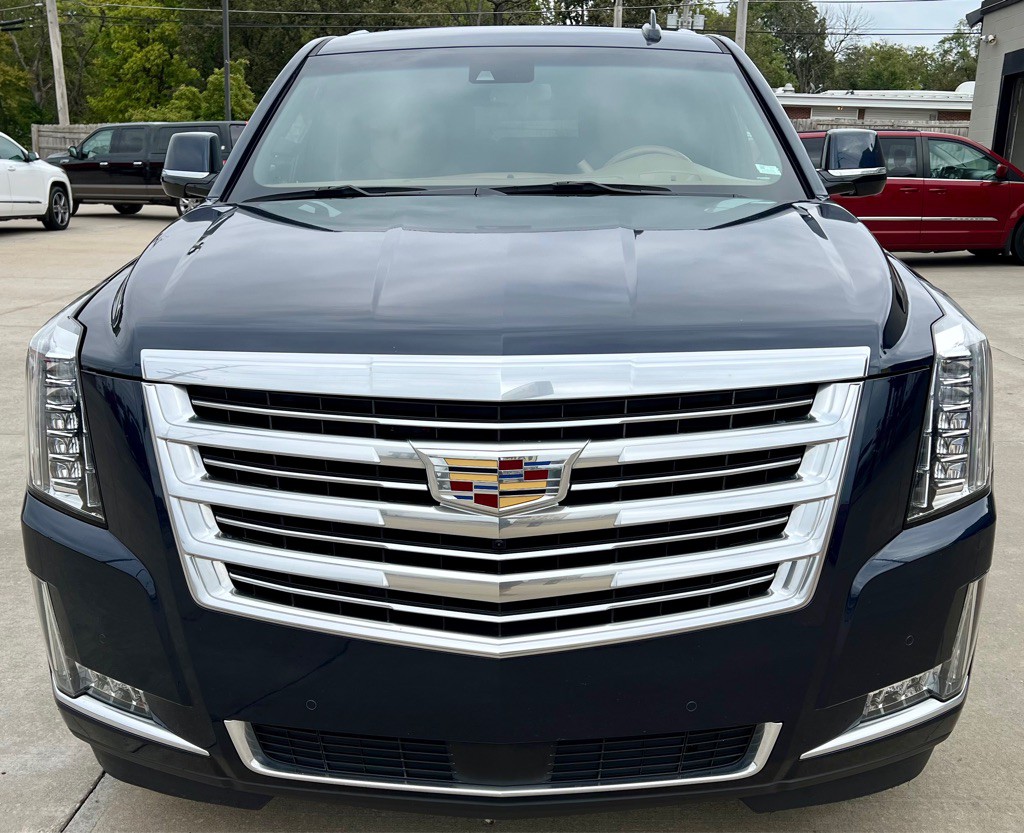 2017 Cadillac Escalade Image 2