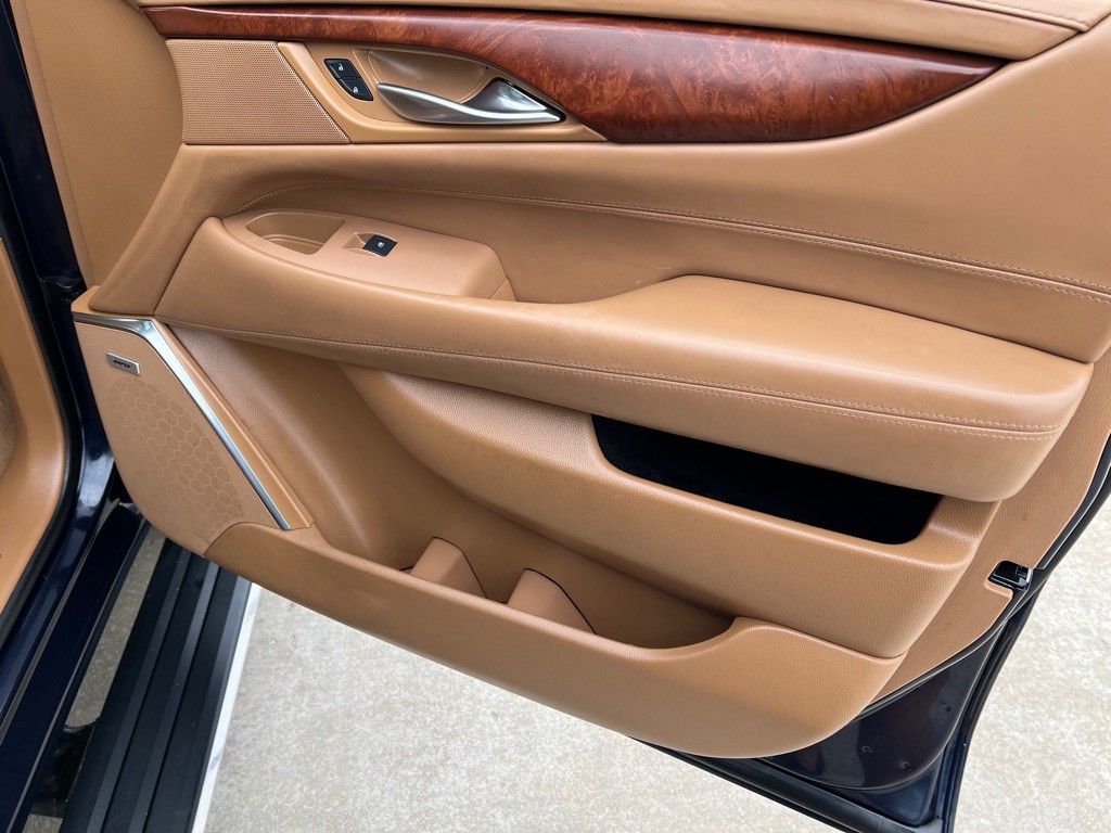 2017 Cadillac Escalade Image 12