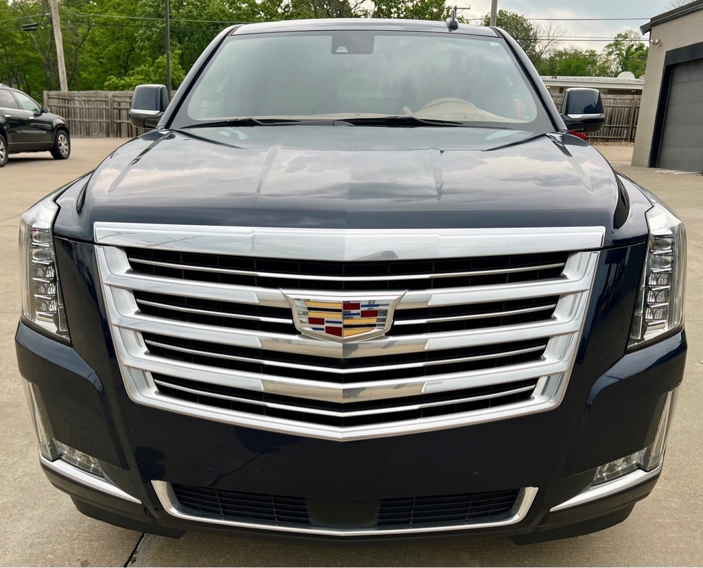 2017 Cadillac Escalade Image 2