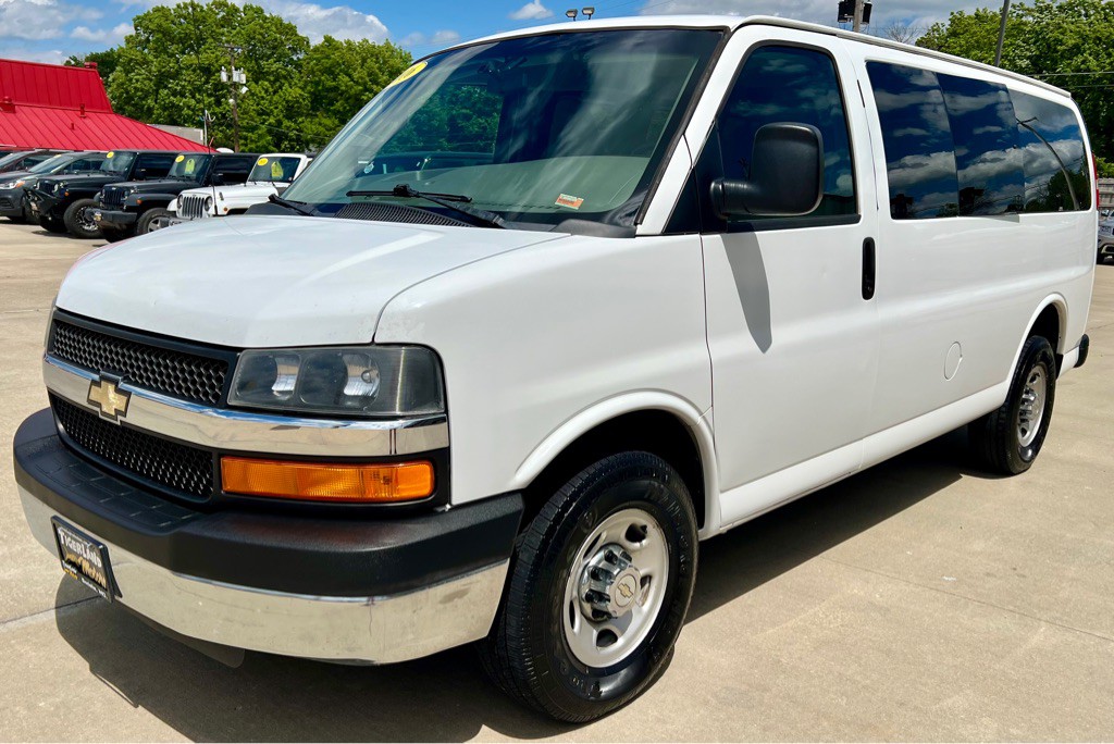 2016 Chevrolet Express Image 3