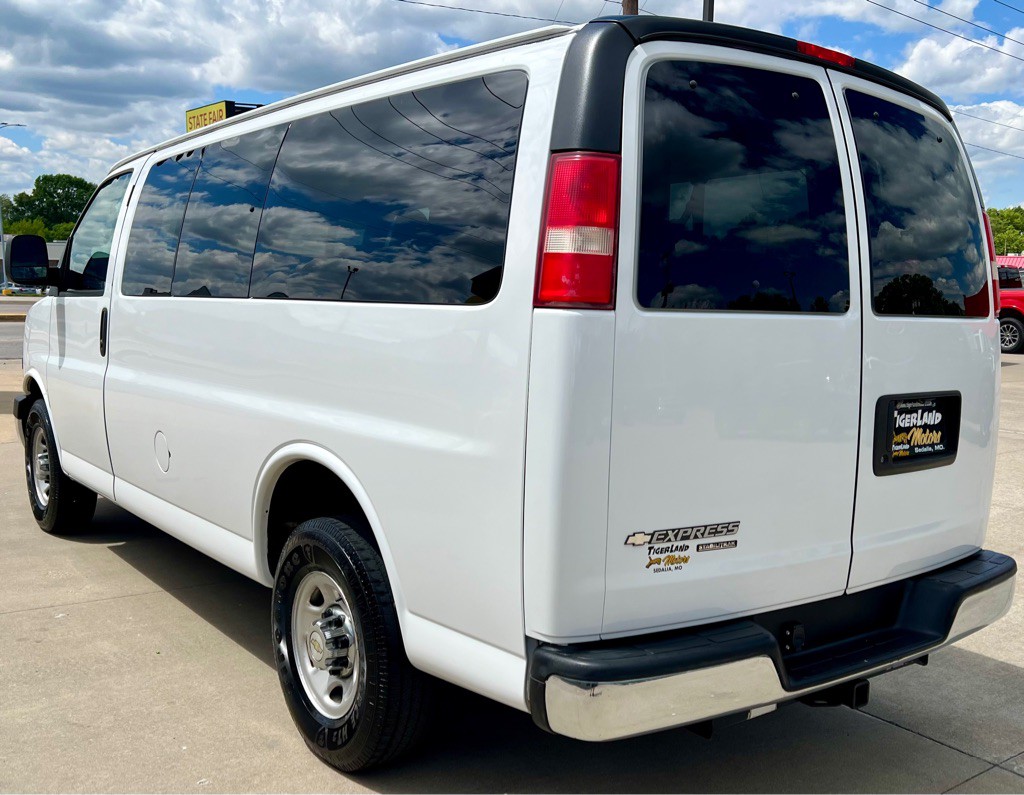 2016 Chevrolet Express Image 5
