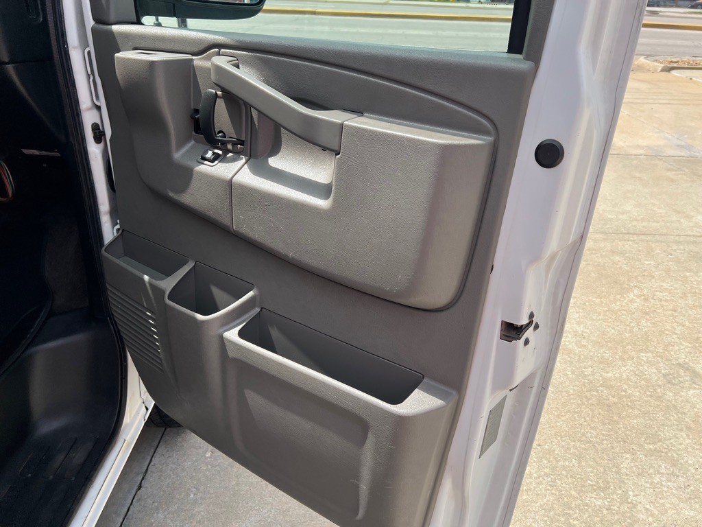 2016 Chevrolet Express Image 9