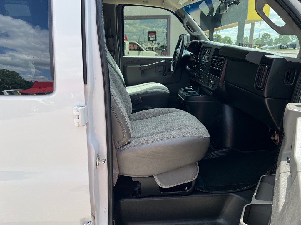 2016 Chevrolet Express Image 10