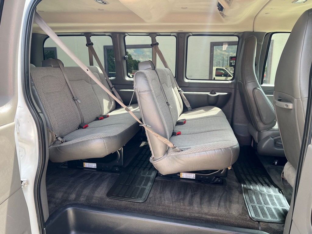 2016 Chevrolet Express Image 12