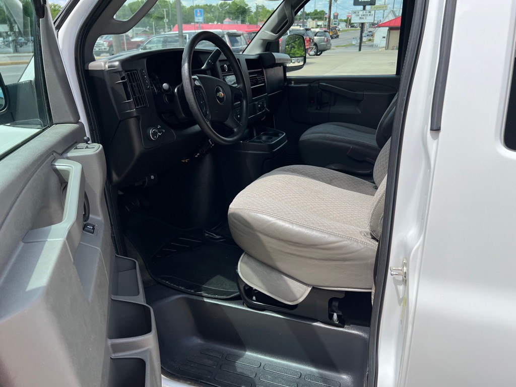 2016 Chevrolet Express Image 18