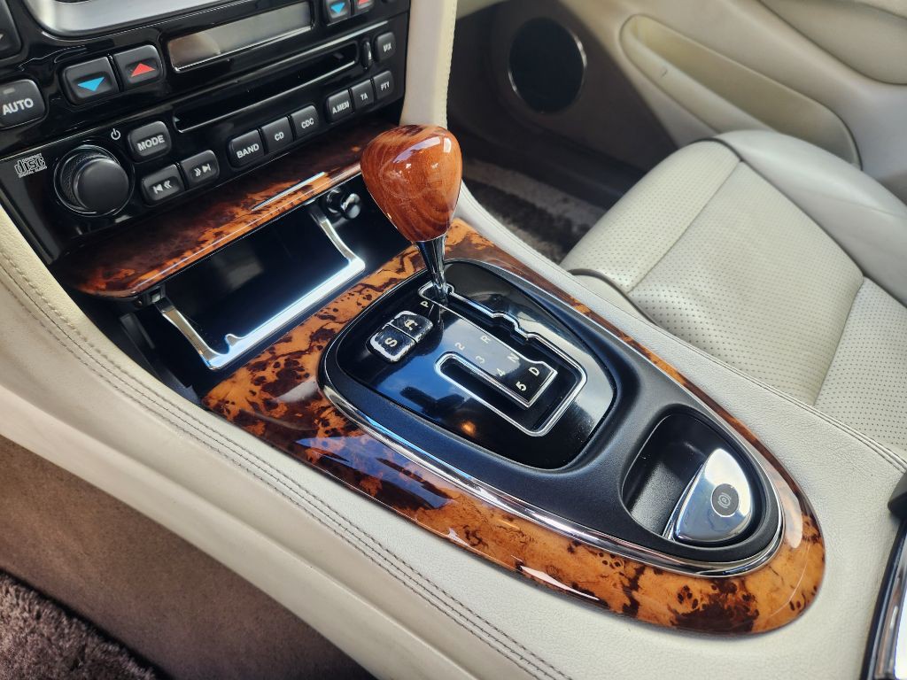 2008 Jaguar Vandenplas Image 26