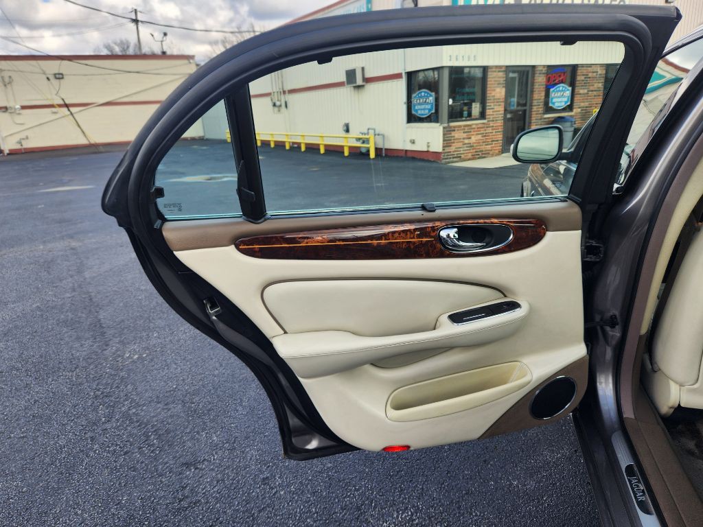 2008 Jaguar Vandenplas Image 31