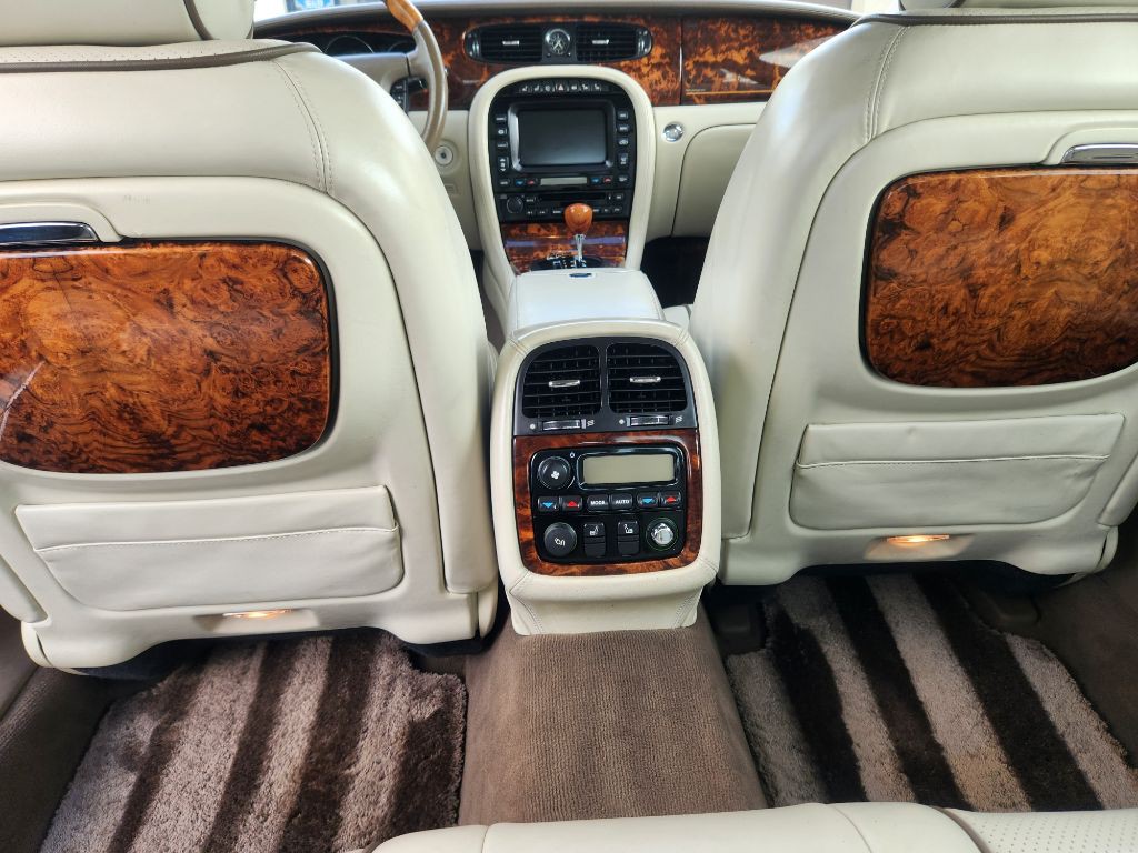 2008 Jaguar Vandenplas Image 33