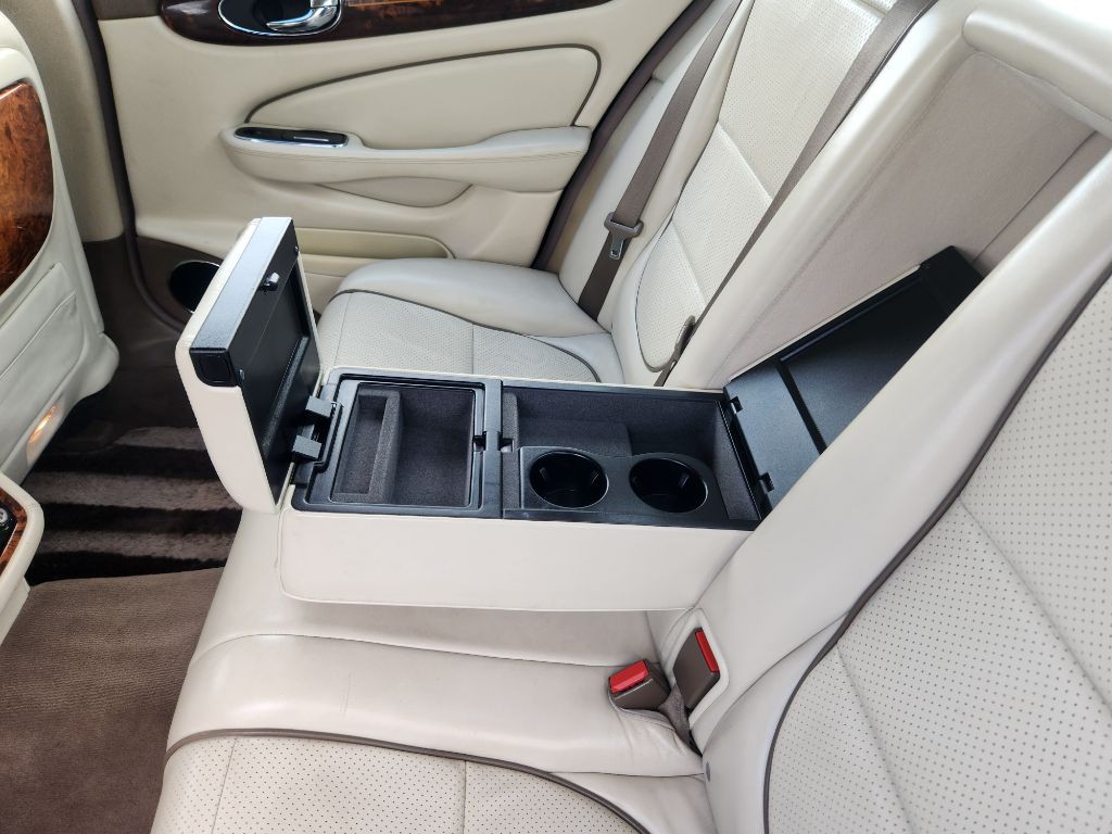 2008 Jaguar Vandenplas Image 39