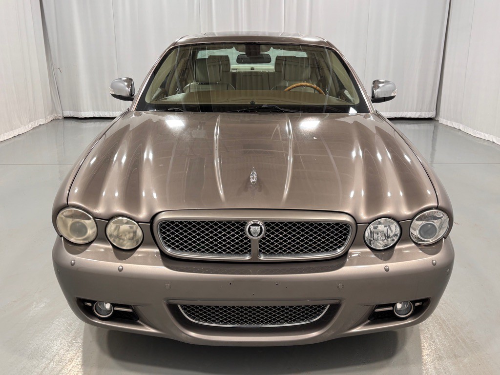 2008 Jaguar Vandenplas Image 2