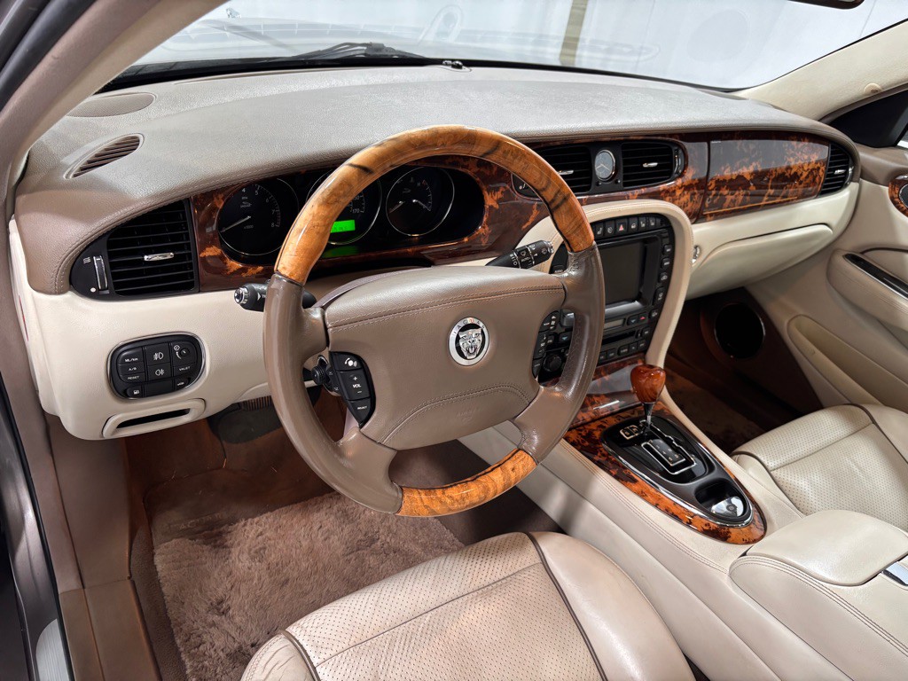 2008 Jaguar Vandenplas Image 9