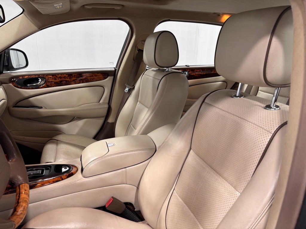 2008 Jaguar Vandenplas Image 12