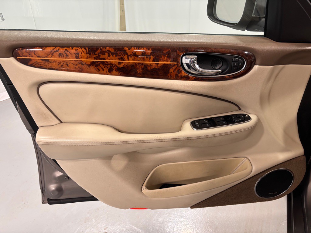 2008 Jaguar Vandenplas Image 16