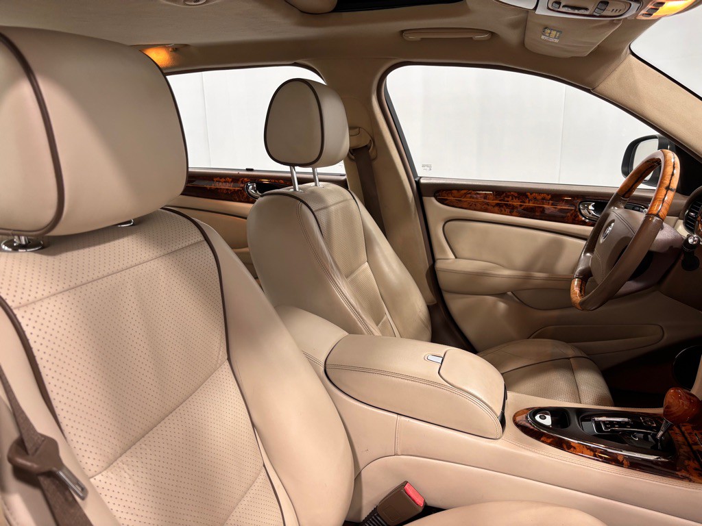 2008 Jaguar Vandenplas Image 19