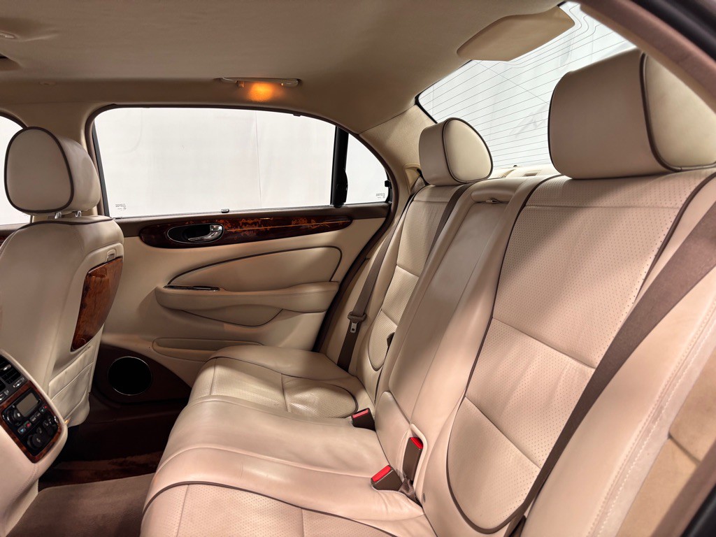 2008 Jaguar Vandenplas Image 22