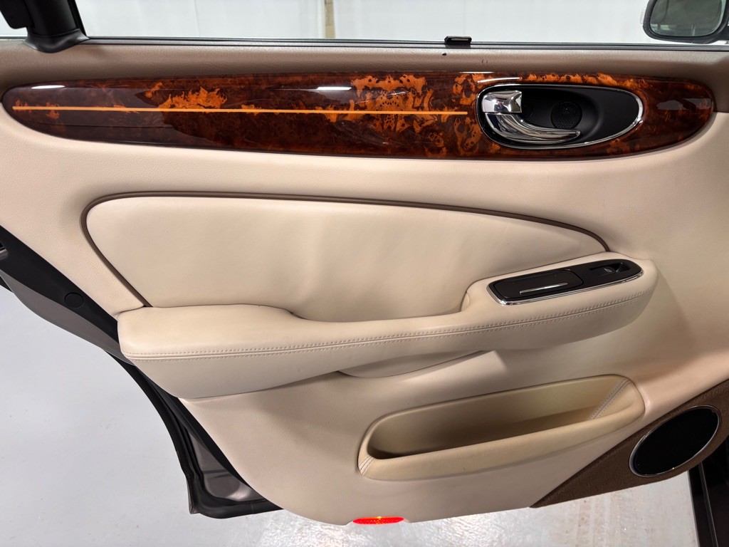 2008 Jaguar Vandenplas Image 23