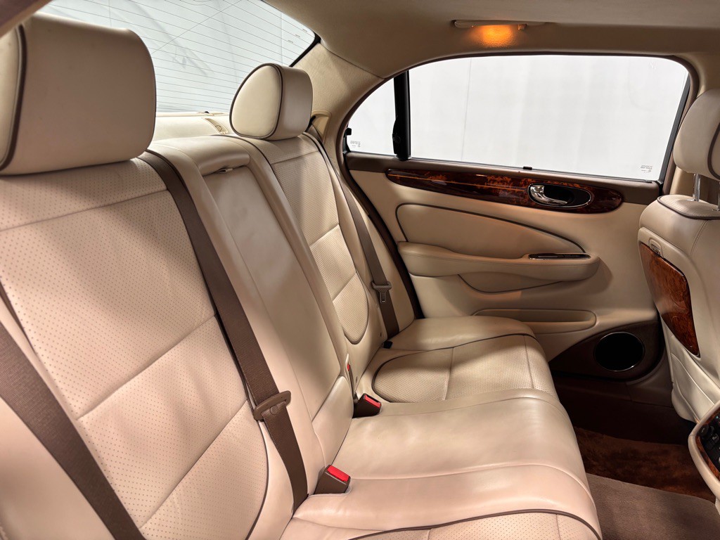 2008 Jaguar Vandenplas Image 25