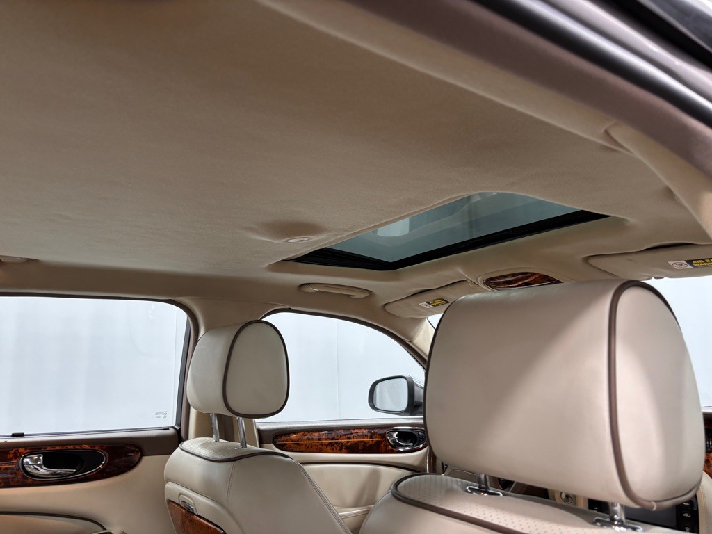 2008 Jaguar Vandenplas Image 26