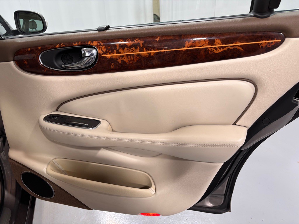 2008 Jaguar Vandenplas Image 27